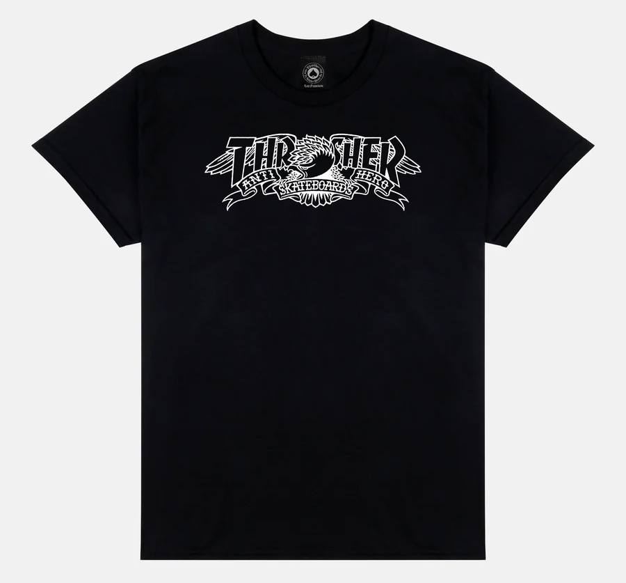 THRASHER X ANTI-HERO MAG BANNER BLACK SS M