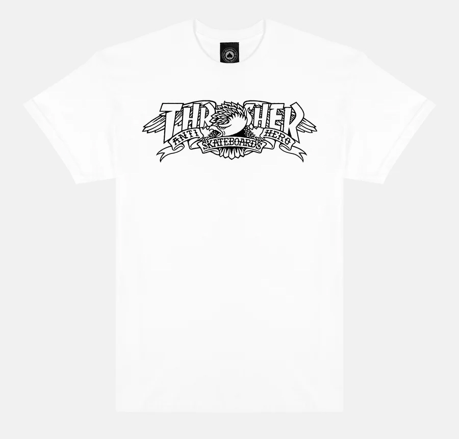 THRASHER X ANTI-HERO MAG BANNER WHITE SS M